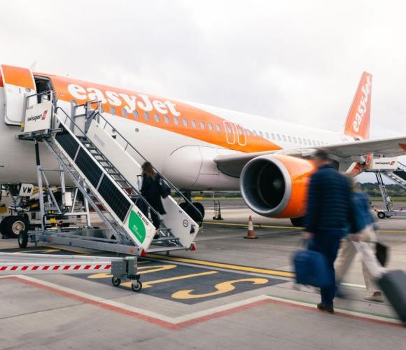 easyjet plane at southampton airport with stairs out
